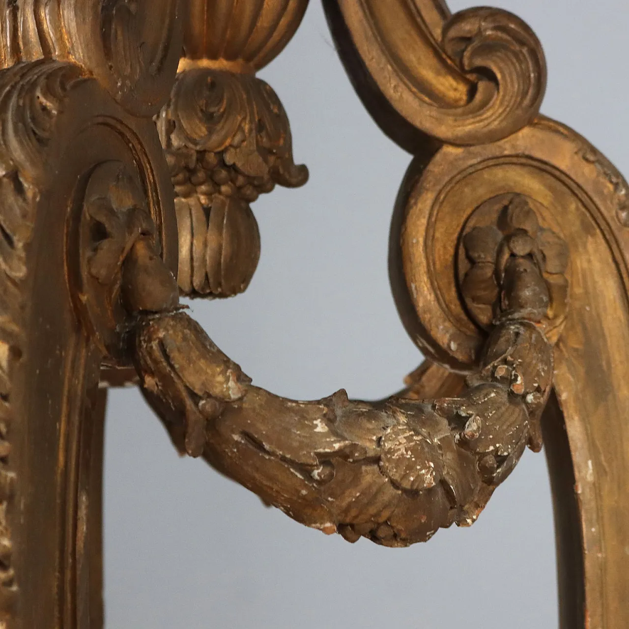 Carved and gilded wooden tripod tray holder, early 20th century 6