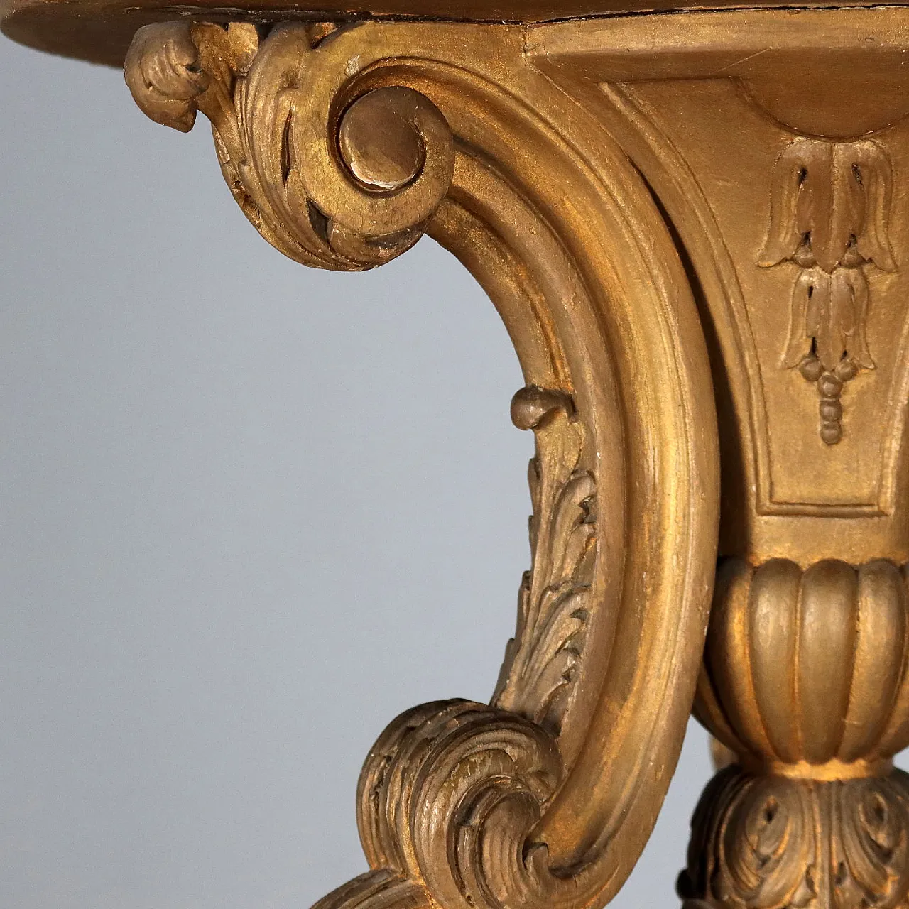 Carved and gilded wooden tripod tray holder, early 20th century 7