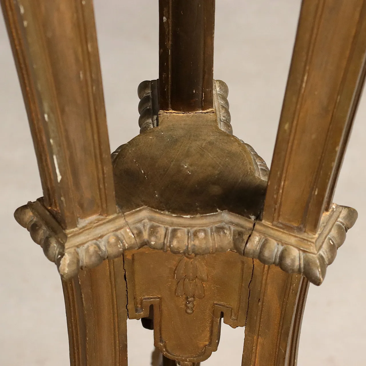 Carved and gilded wooden tripod tray holder, early 20th century 9