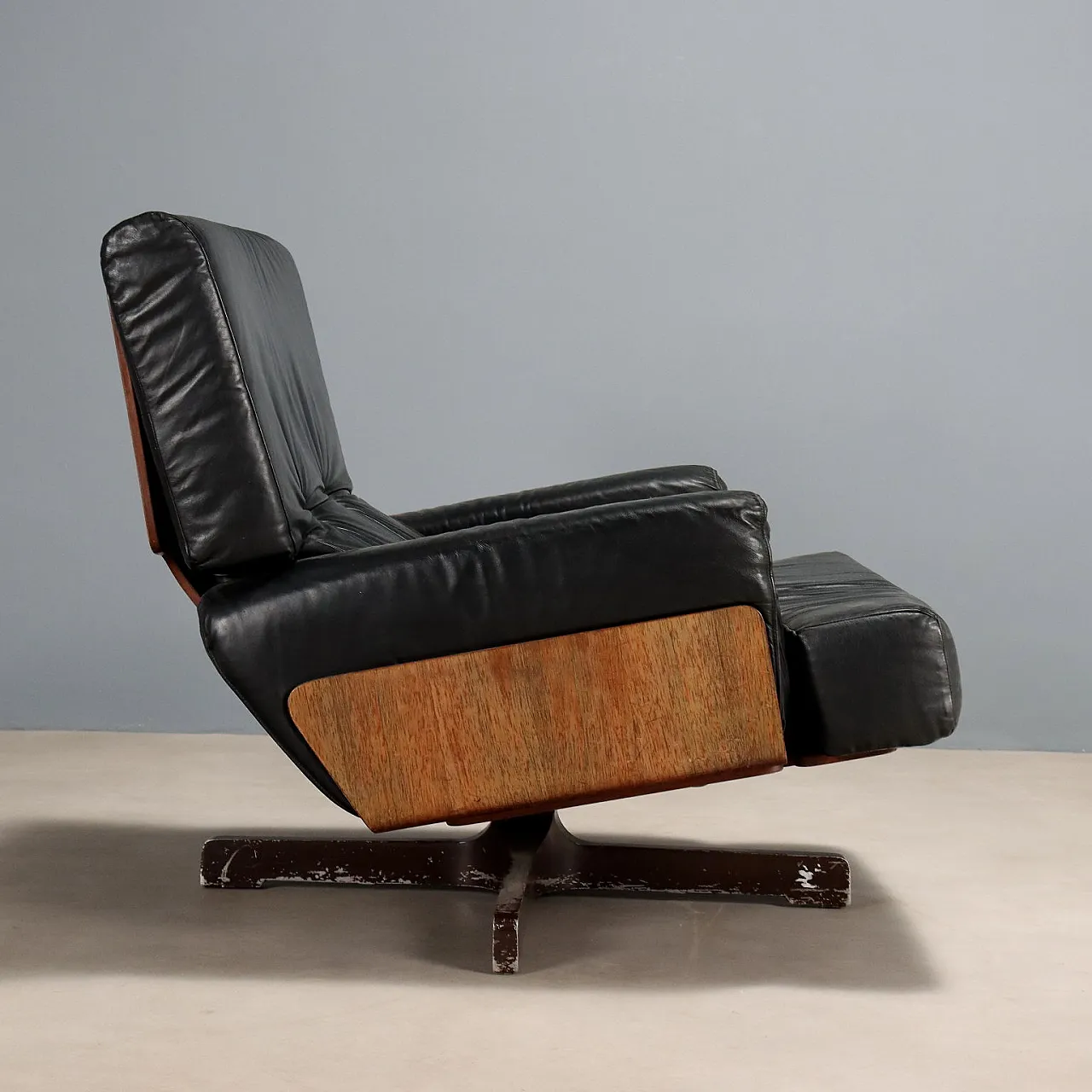 Exotic wood and black leather armchair, metal legs, 20th century 7