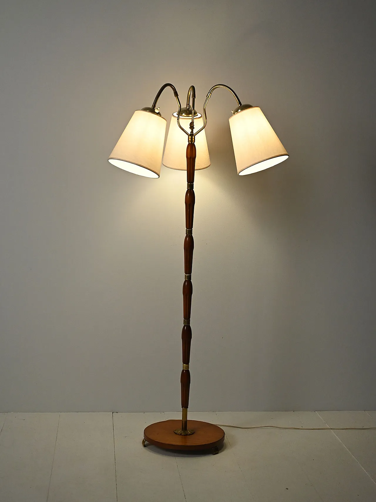 Lampada da terra scandinava a tre bracci in teak e ottone, anni '50 1