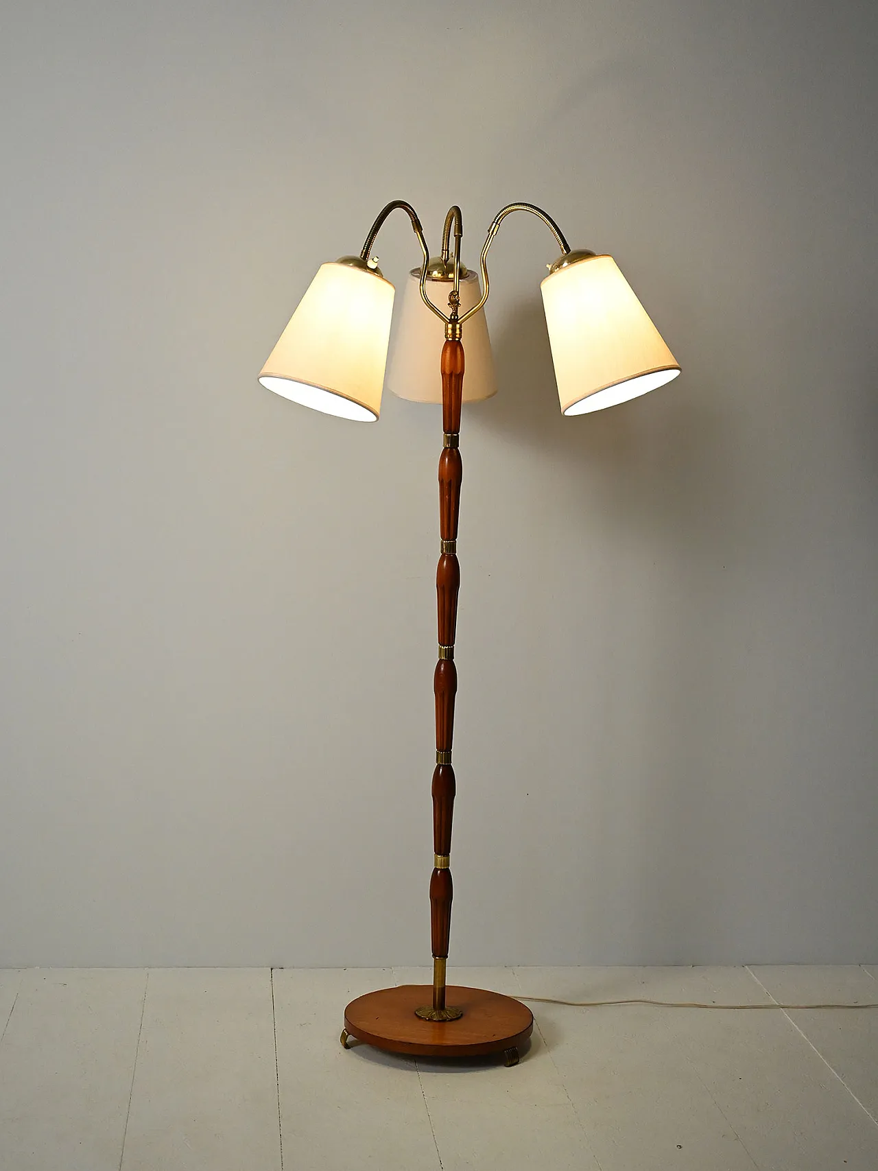 Lampada da terra scandinava a tre bracci in teak e ottone, anni '50 2