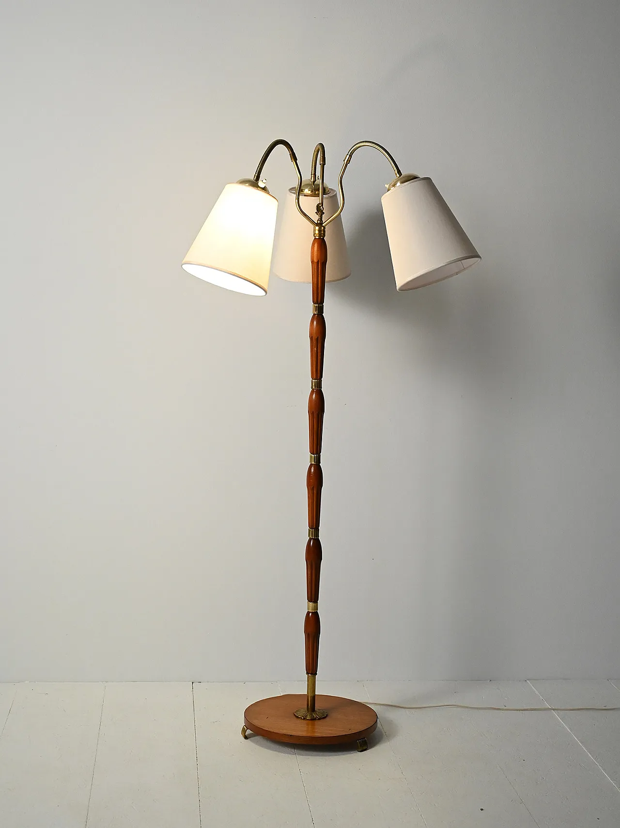 Lampada da terra scandinava a tre bracci in teak e ottone, anni '50 3