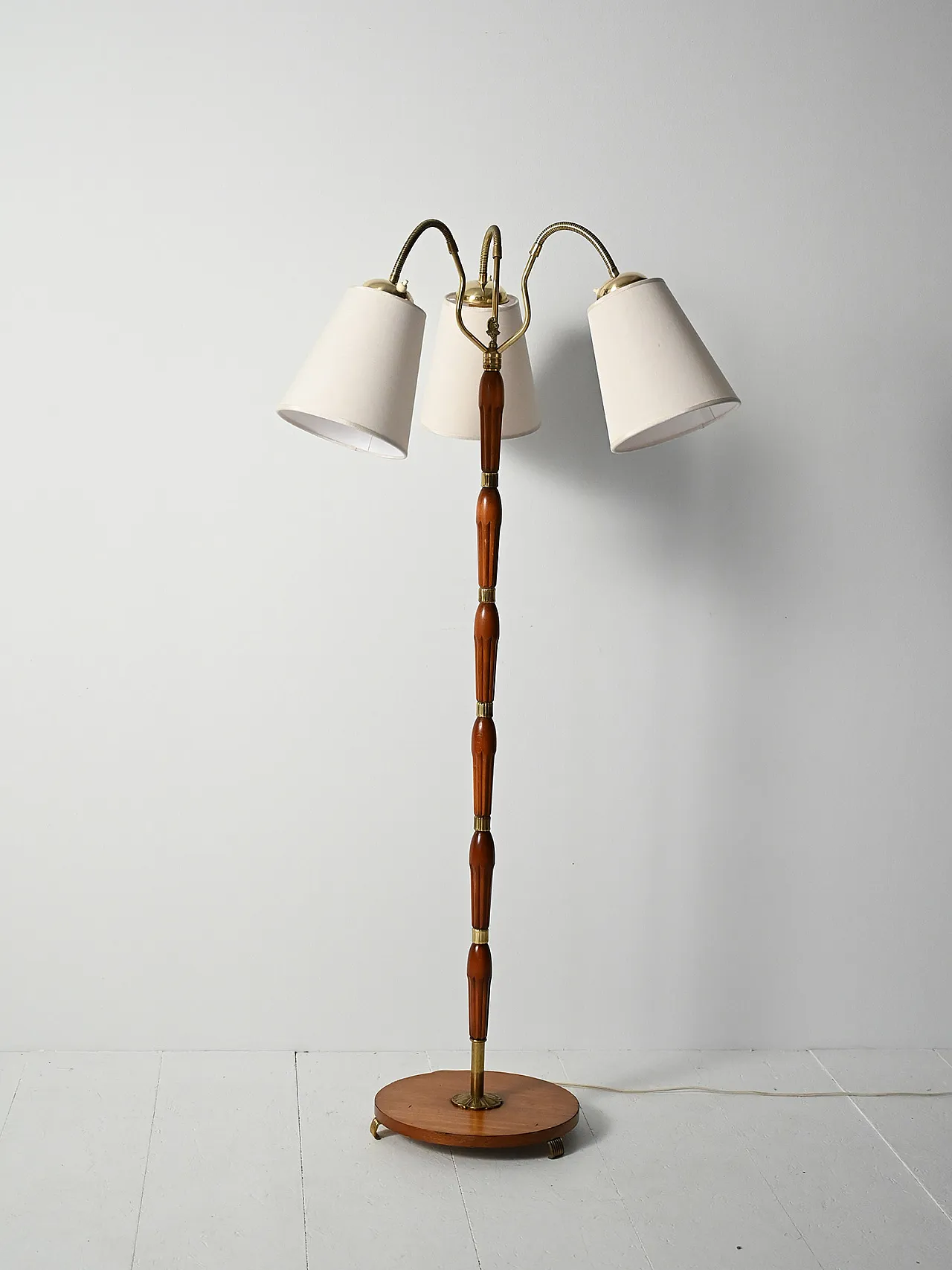 Lampada da terra scandinava a tre bracci in teak e ottone, anni '50 4