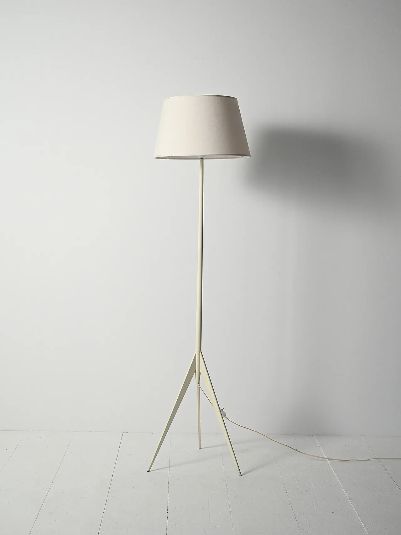 Lampada da terra tripode scandinava in legno laccato bianco 2