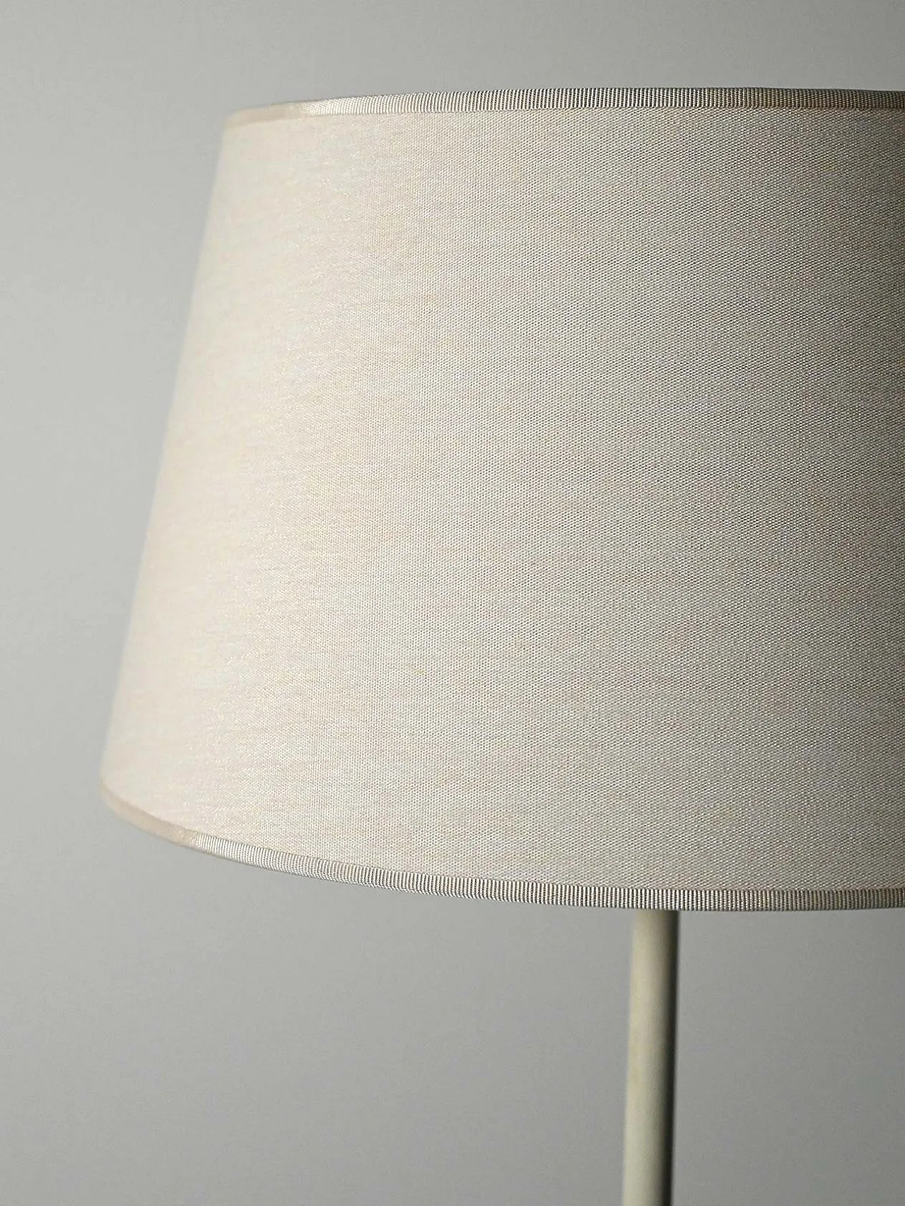 Lampada da terra tripode scandinava in legno laccato bianco 3