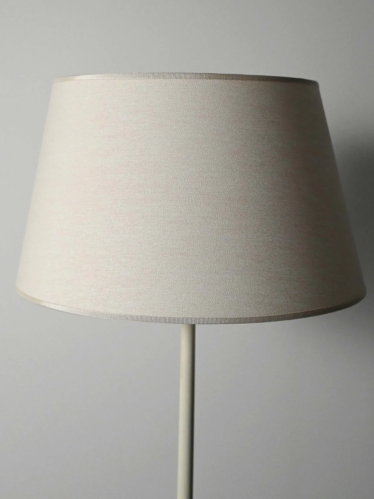 Lampada da terra tripode scandinava in legno laccato bianco 4