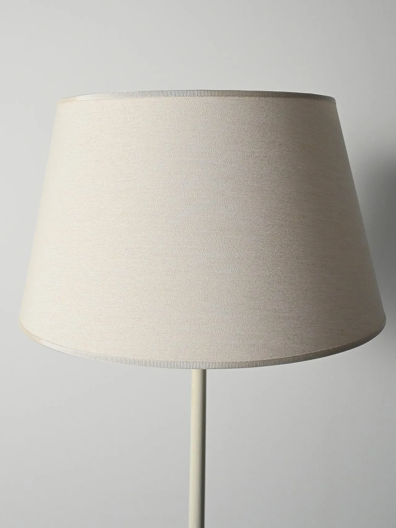 Lampada da terra tripode scandinava in legno laccato bianco 7