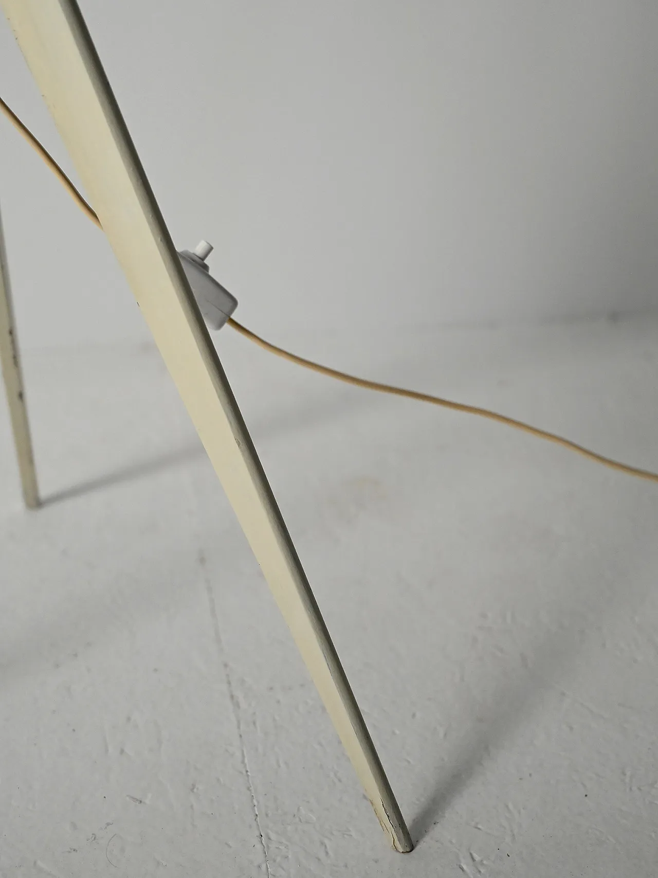 Lampada da terra tripode scandinava in legno laccato bianco 9