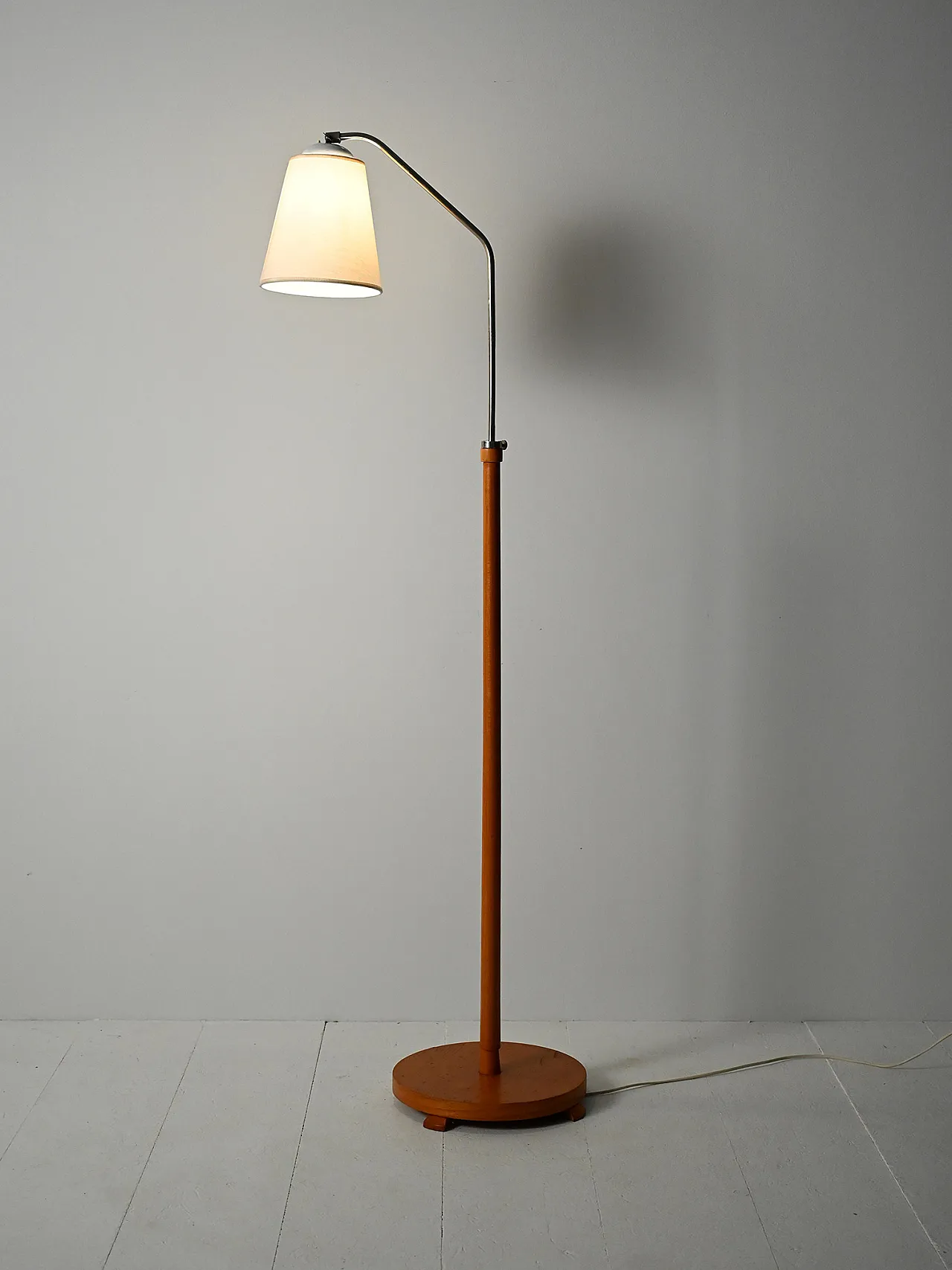 Lampada da terra scandinava Mid Century in rovere e metallo 1