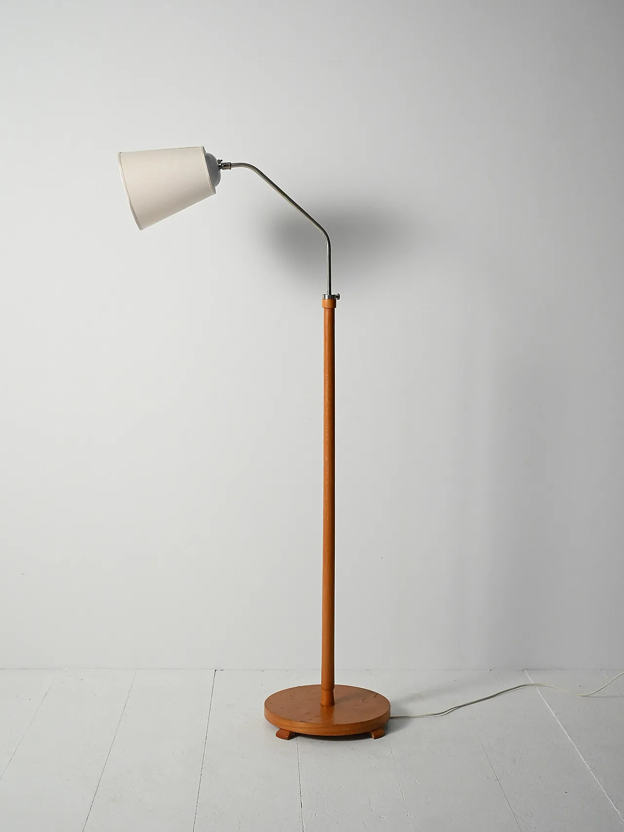 Lampada da terra scandinava Mid Century in rovere e metallo 3