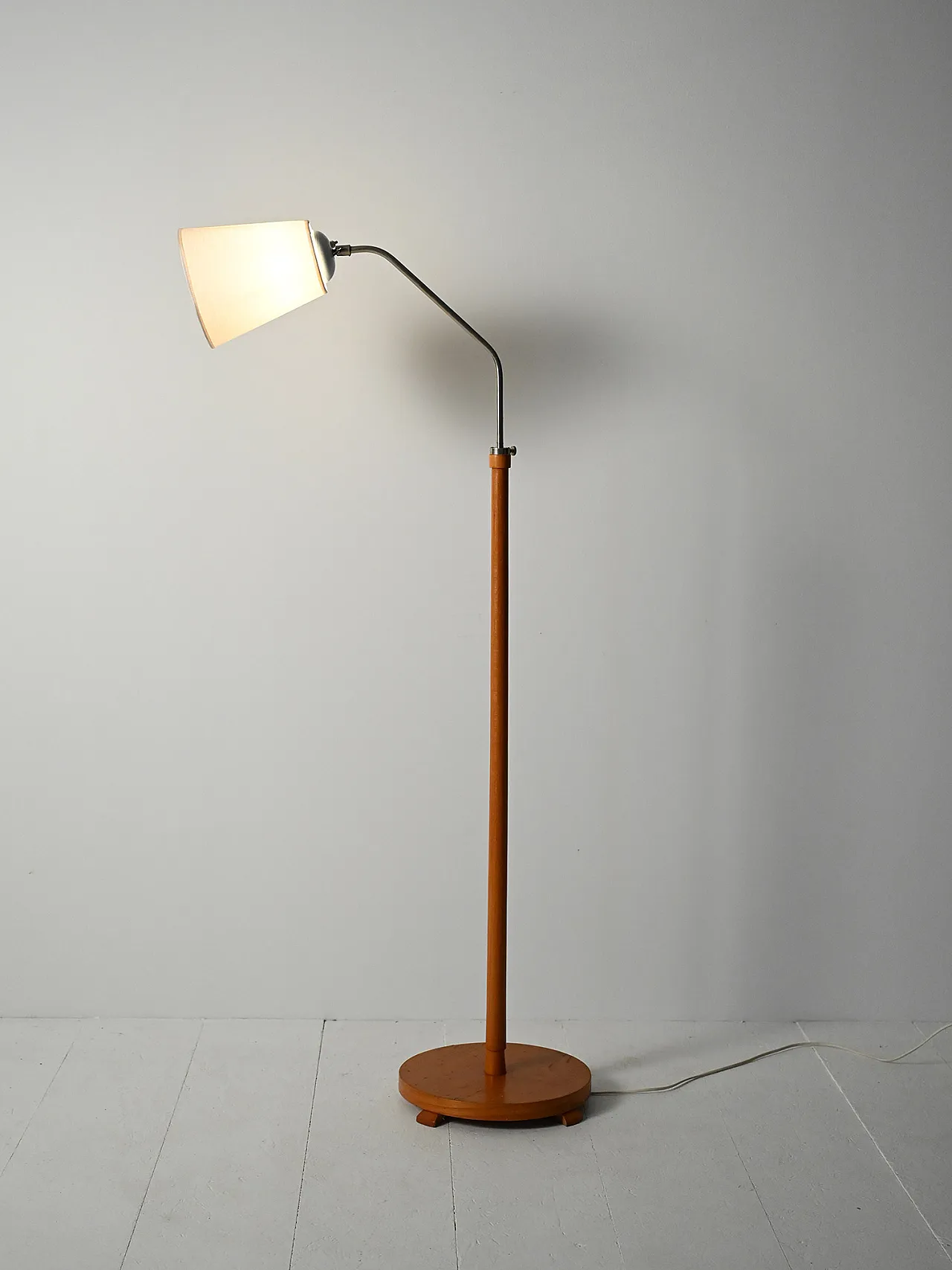 Lampada da terra scandinava Mid Century in rovere e metallo 4