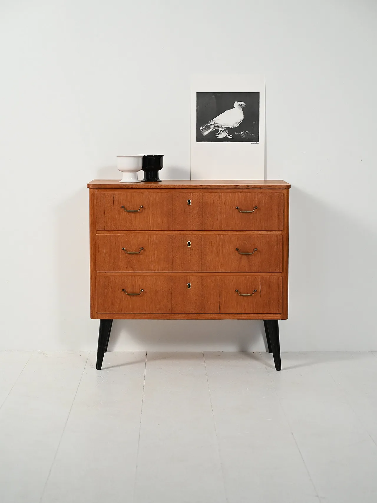 Cassettiera scandinava in teak con gambe nere 1