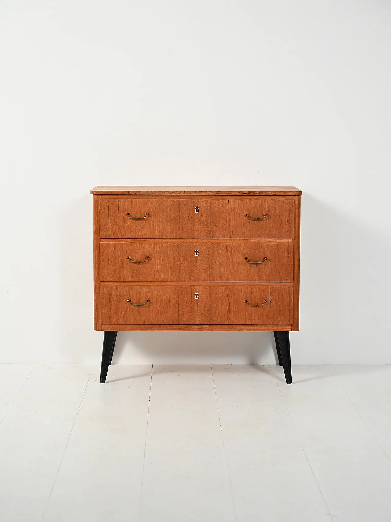 Cassettiera scandinava in teak con gambe nere 2