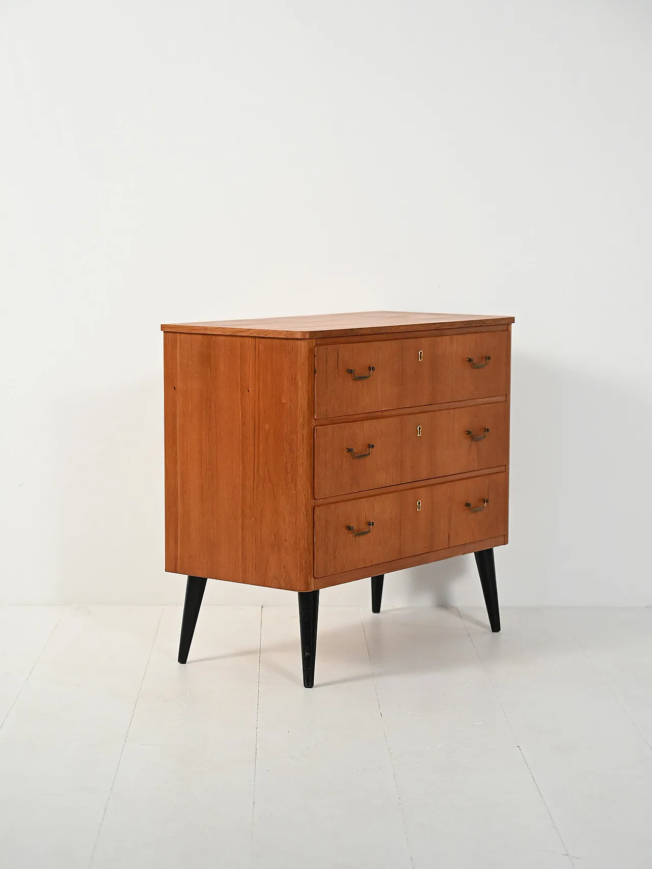 Cassettiera scandinava in teak con gambe nere 3
