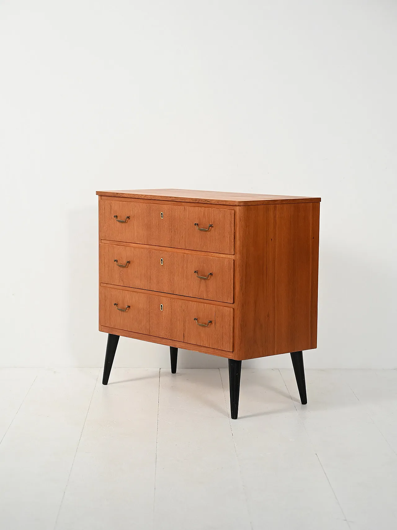 Cassettiera scandinava in teak con gambe nere 4