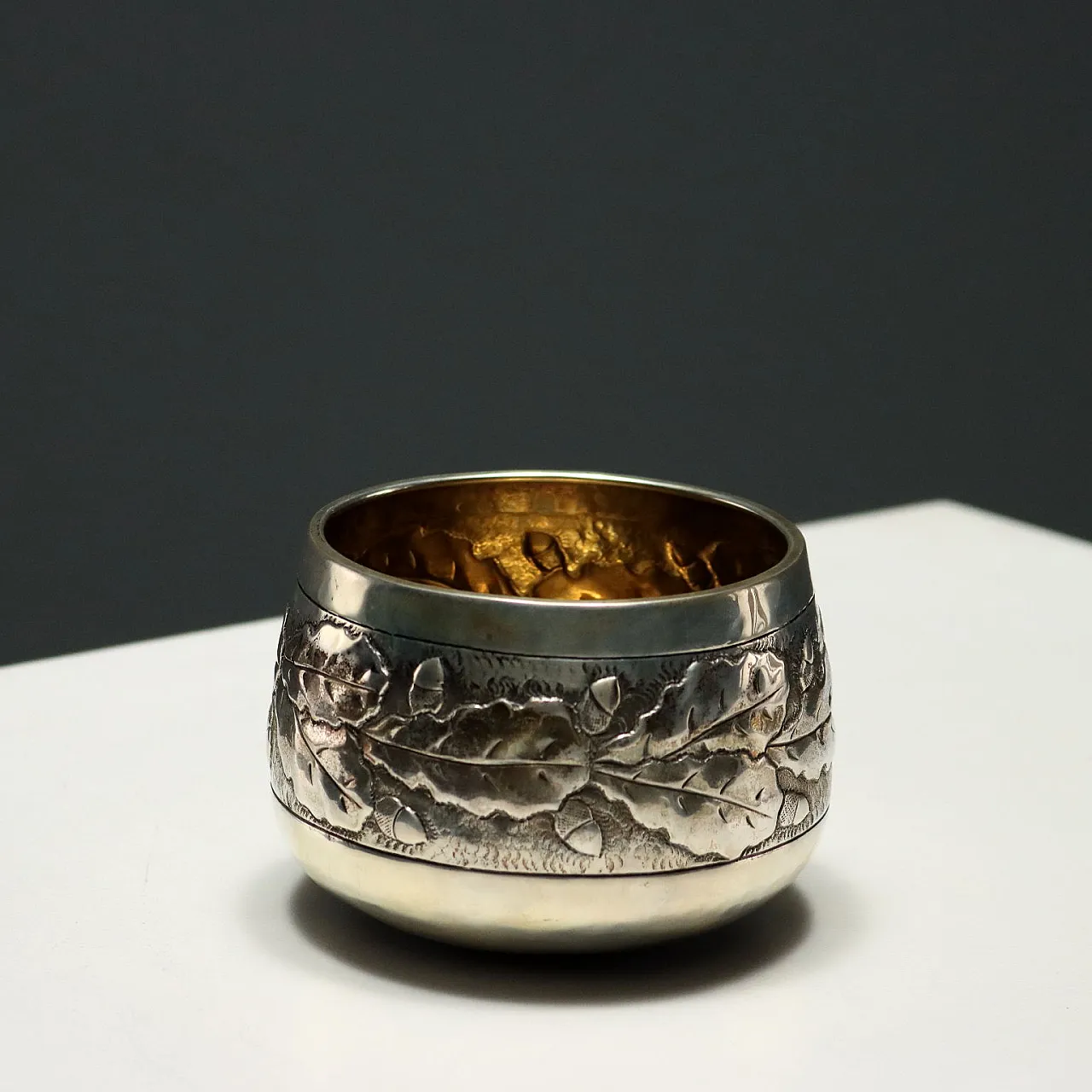 Ciotola in argento sbalzato e cesellato con decoro, '900 1