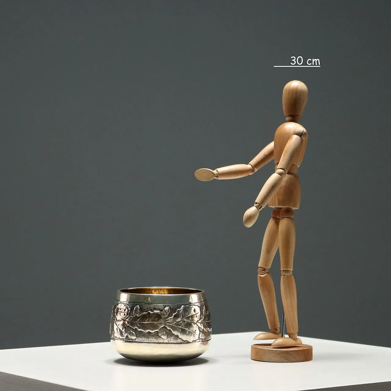 Ciotola in argento sbalzato e cesellato con decoro, '900 2