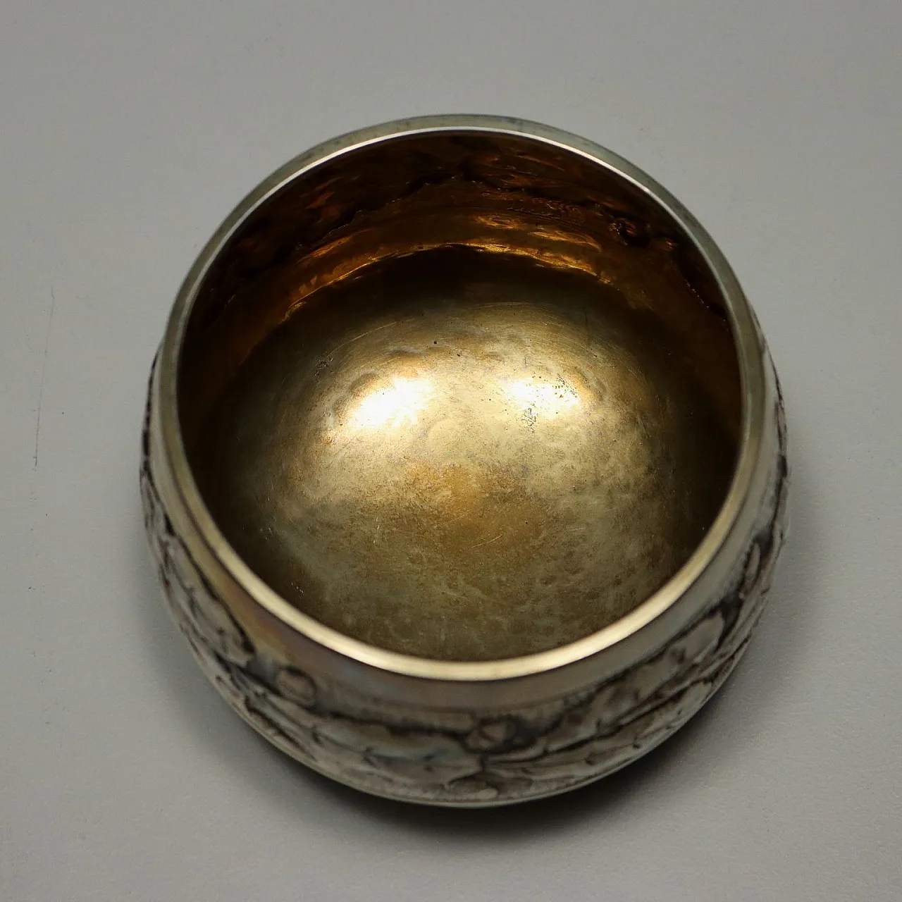 Ciotola in argento sbalzato e cesellato con decoro, '900 3