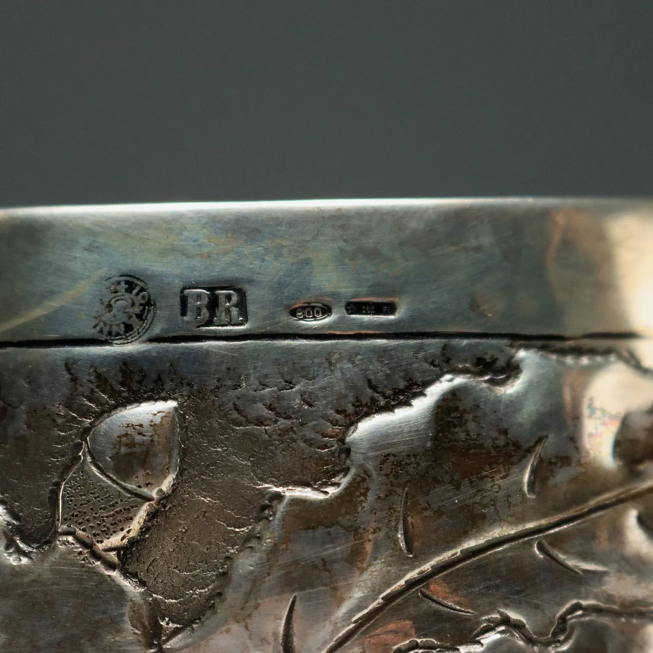 Ciotola in argento sbalzato e cesellato con decoro, '900 4