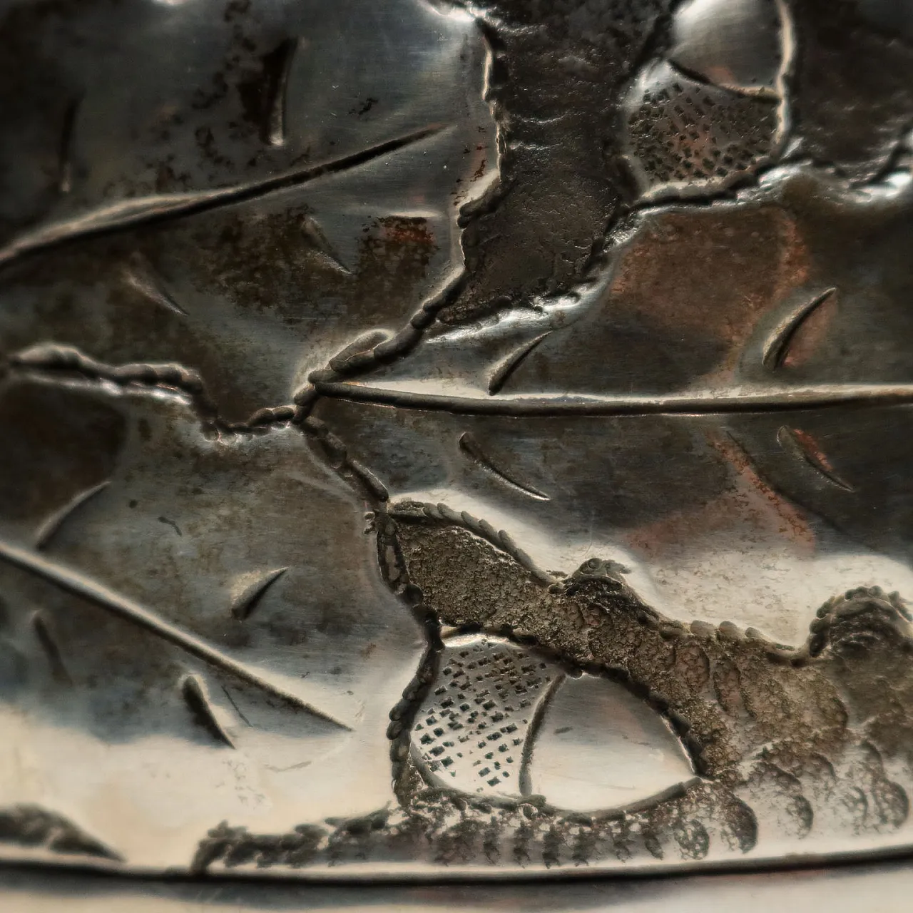 Ciotola in argento sbalzato e cesellato con decoro, '900 6