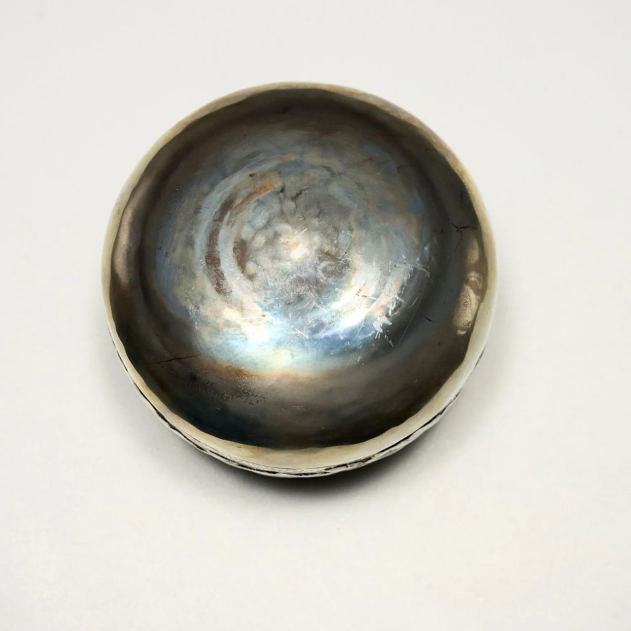 Ciotola in argento sbalzato e cesellato con decoro, '900 7