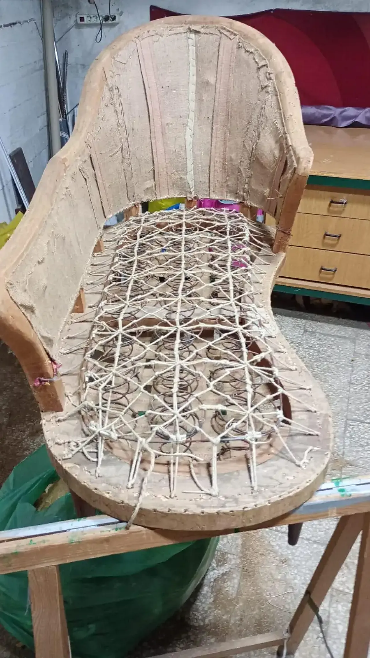 Mid-Century dormeuse in mauve velvet with brass feet, 1950s 9