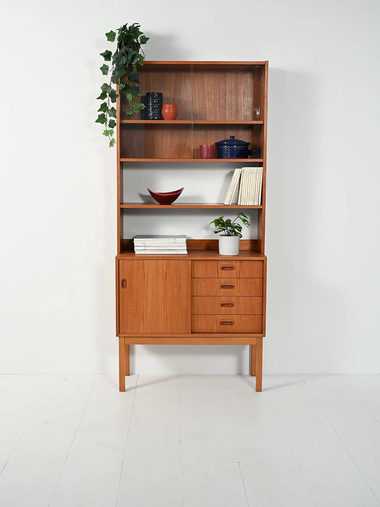 Libreria scandinava in teak con vetrina 1