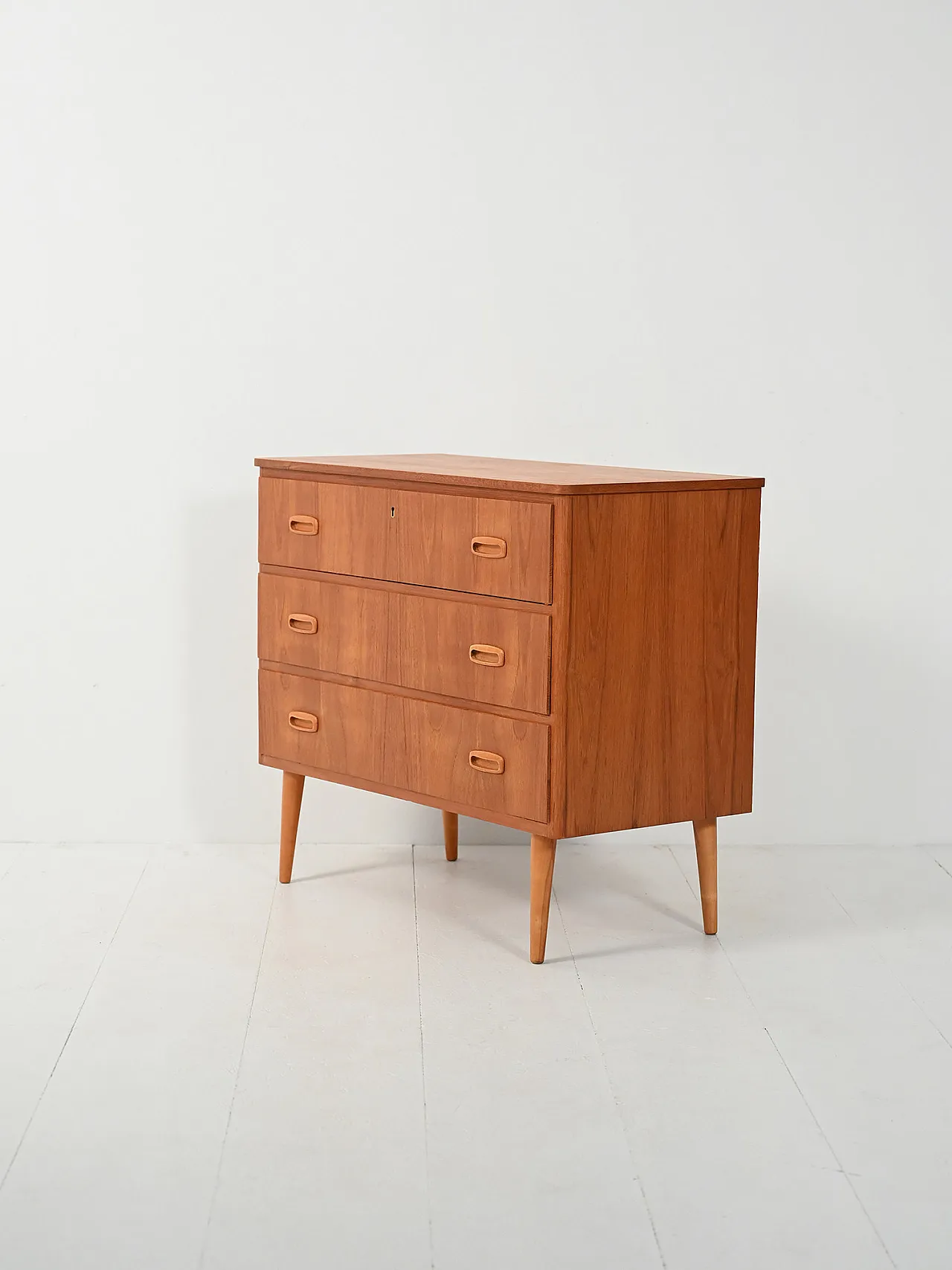 Cassettiera scandinava teak con doppie maniglie scolpite in rovere 4