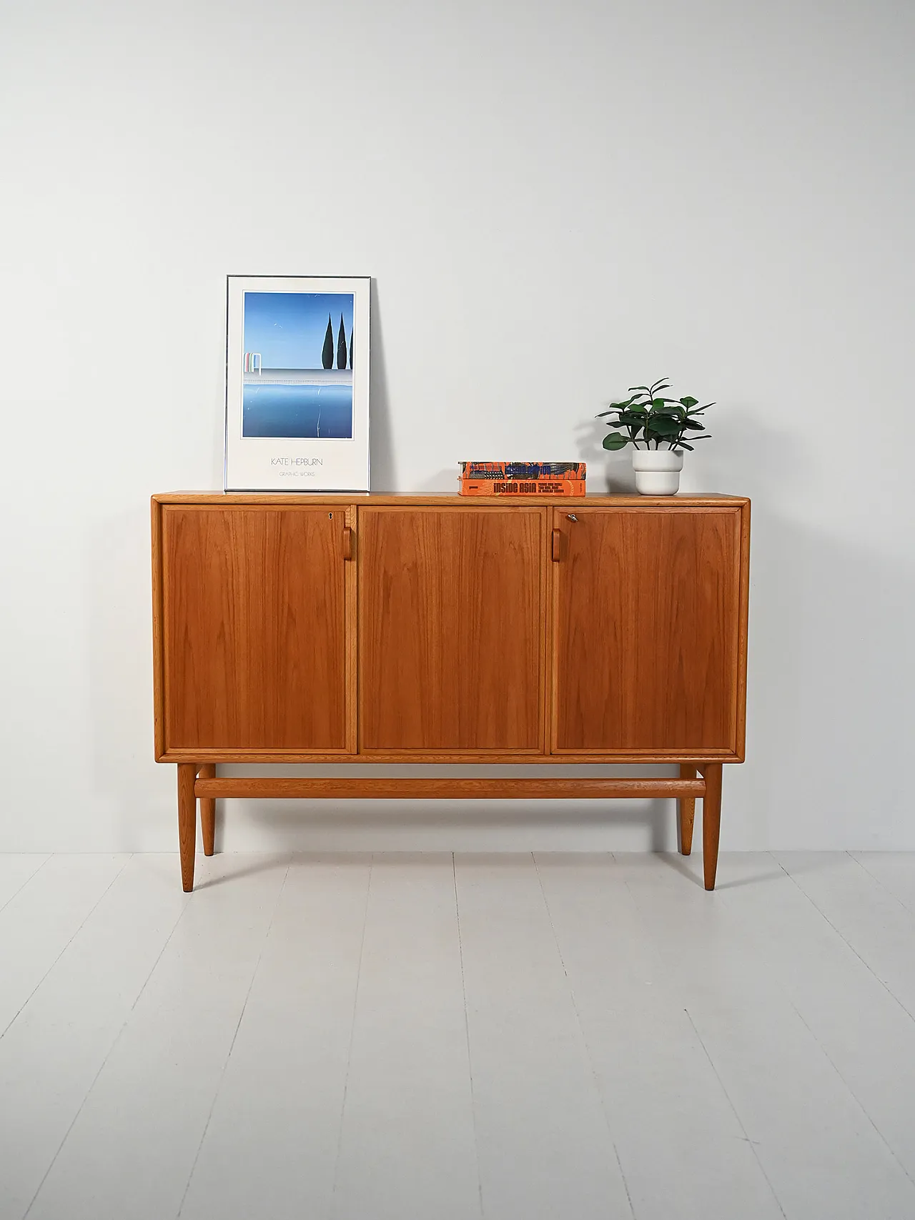 Highboard scandinavo anni 50/60 in rovere e teak con tre ante 1
