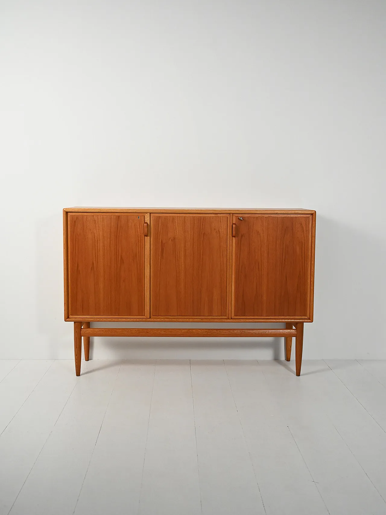 Highboard scandinavo anni 50/60 in rovere e teak con tre ante 2