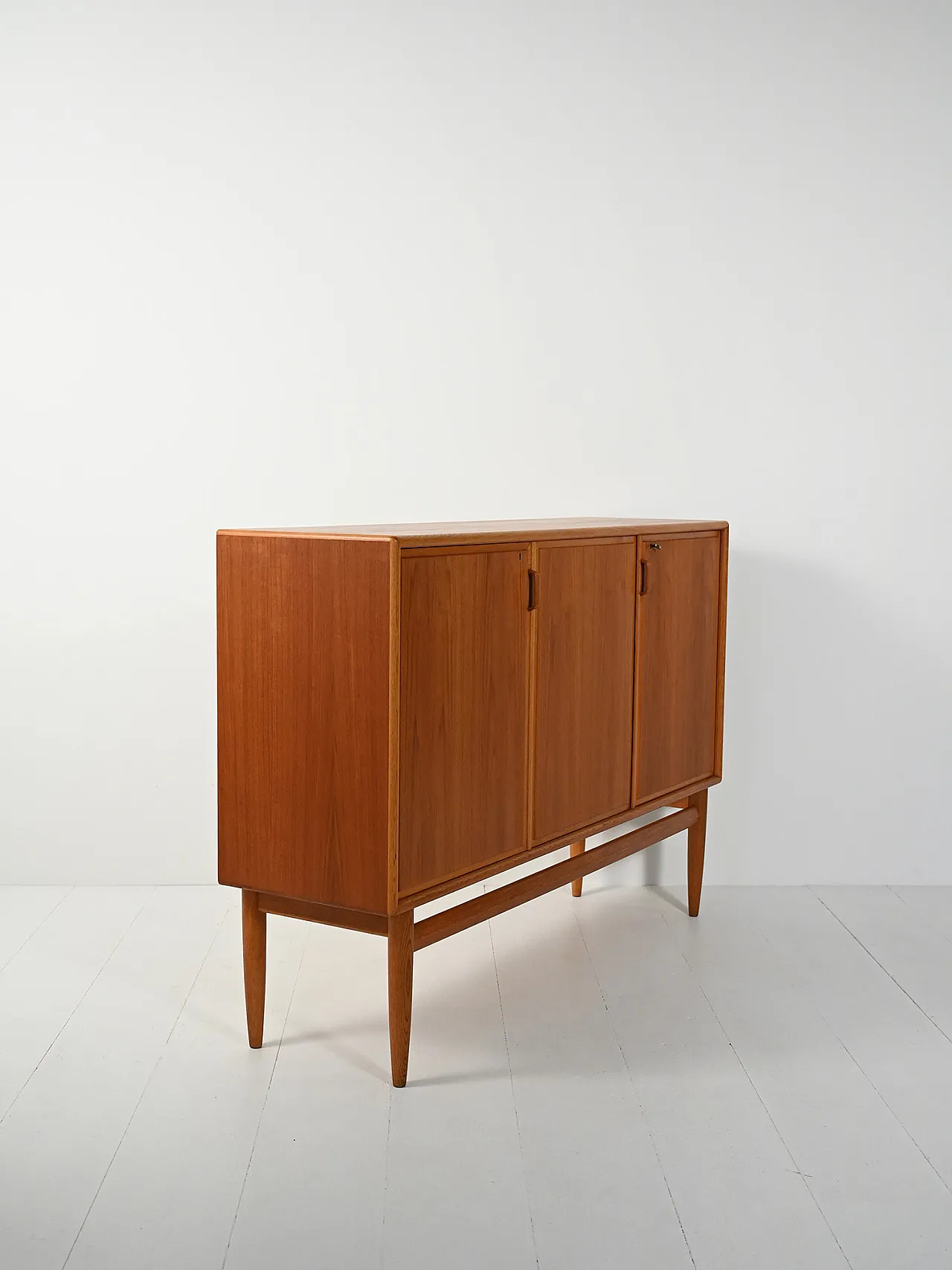 Highboard scandinavo anni 50/60 in rovere e teak con tre ante 4