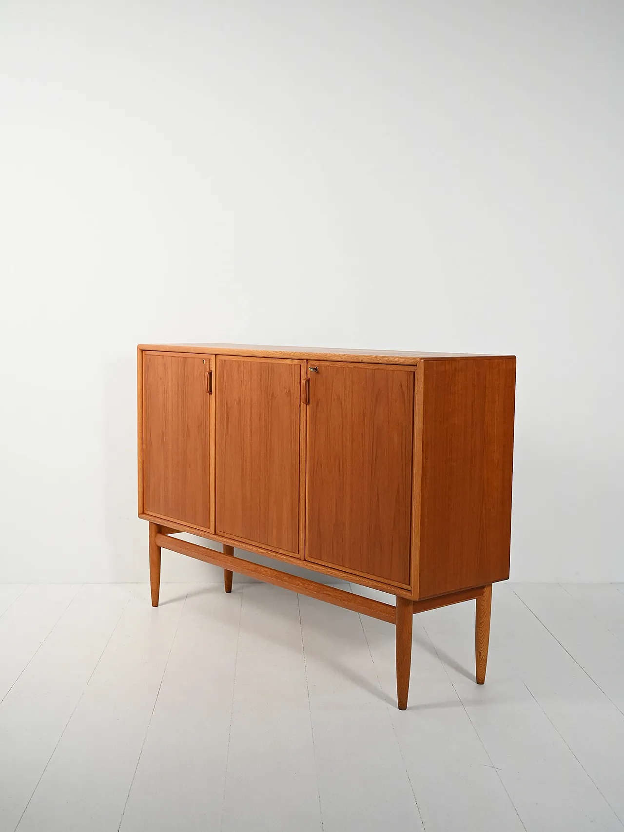 Highboard scandinavo anni 50/60 in rovere e teak con tre ante 5