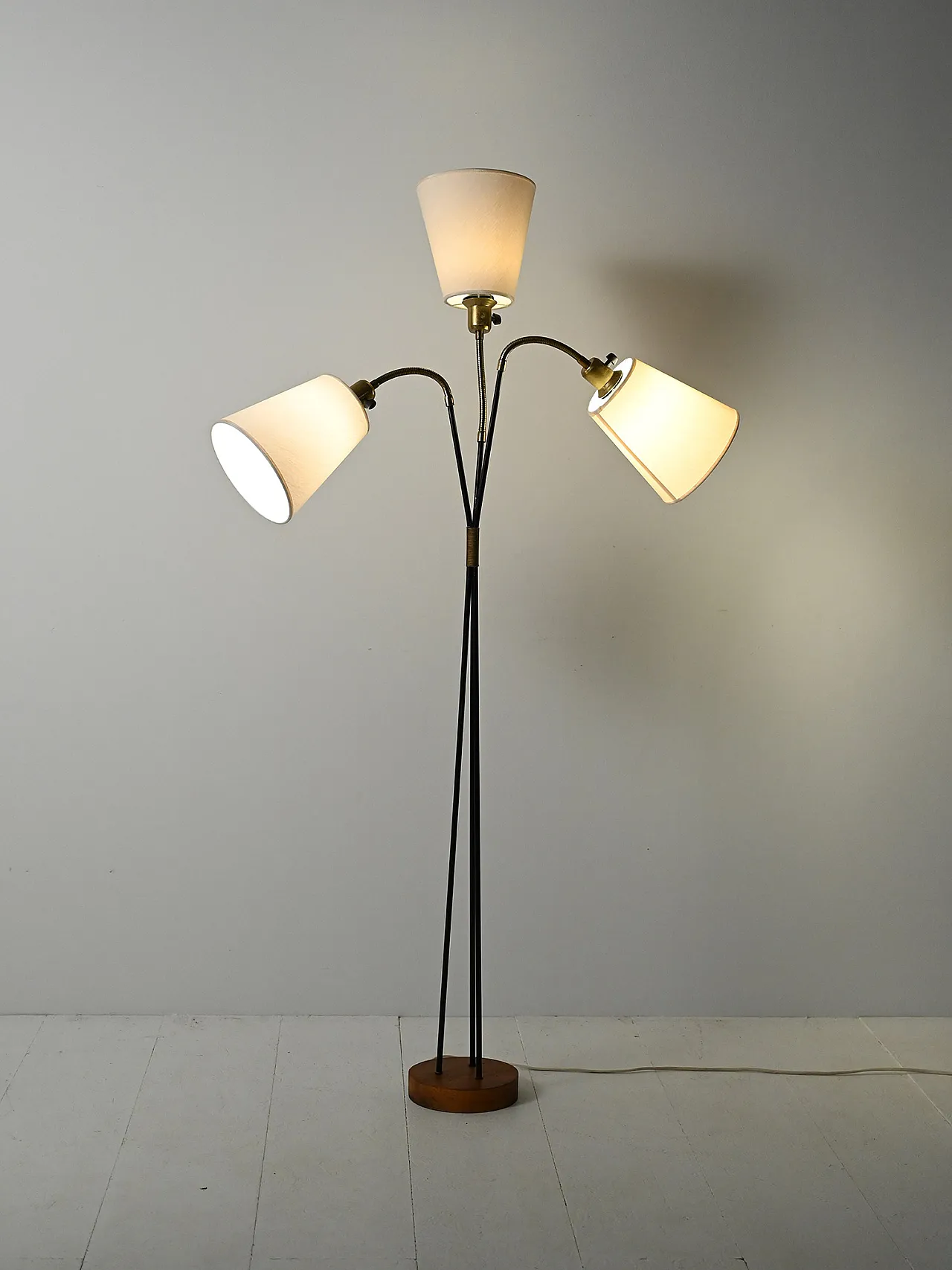 Lampada da terra scandinava con tre luci 3