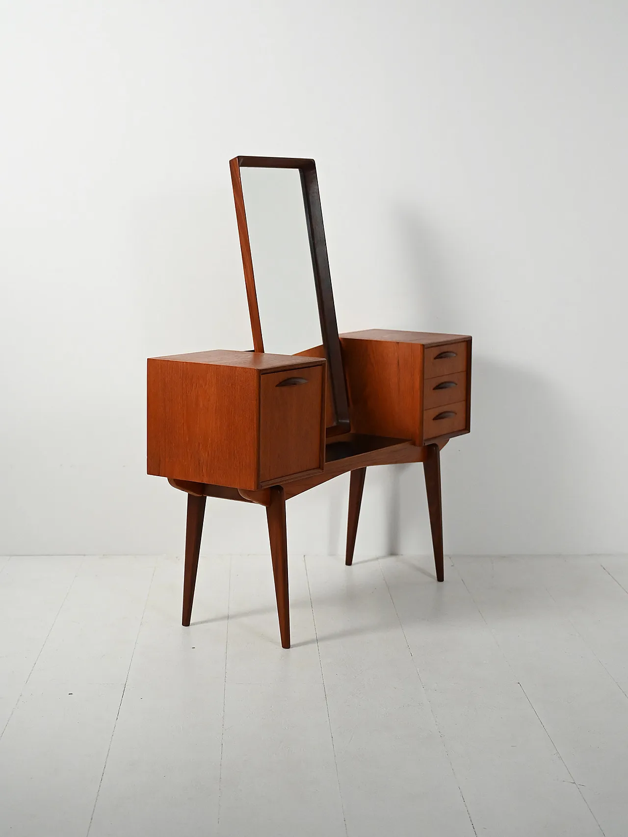 Toeletta di Svante Skogh per Slutarps 4