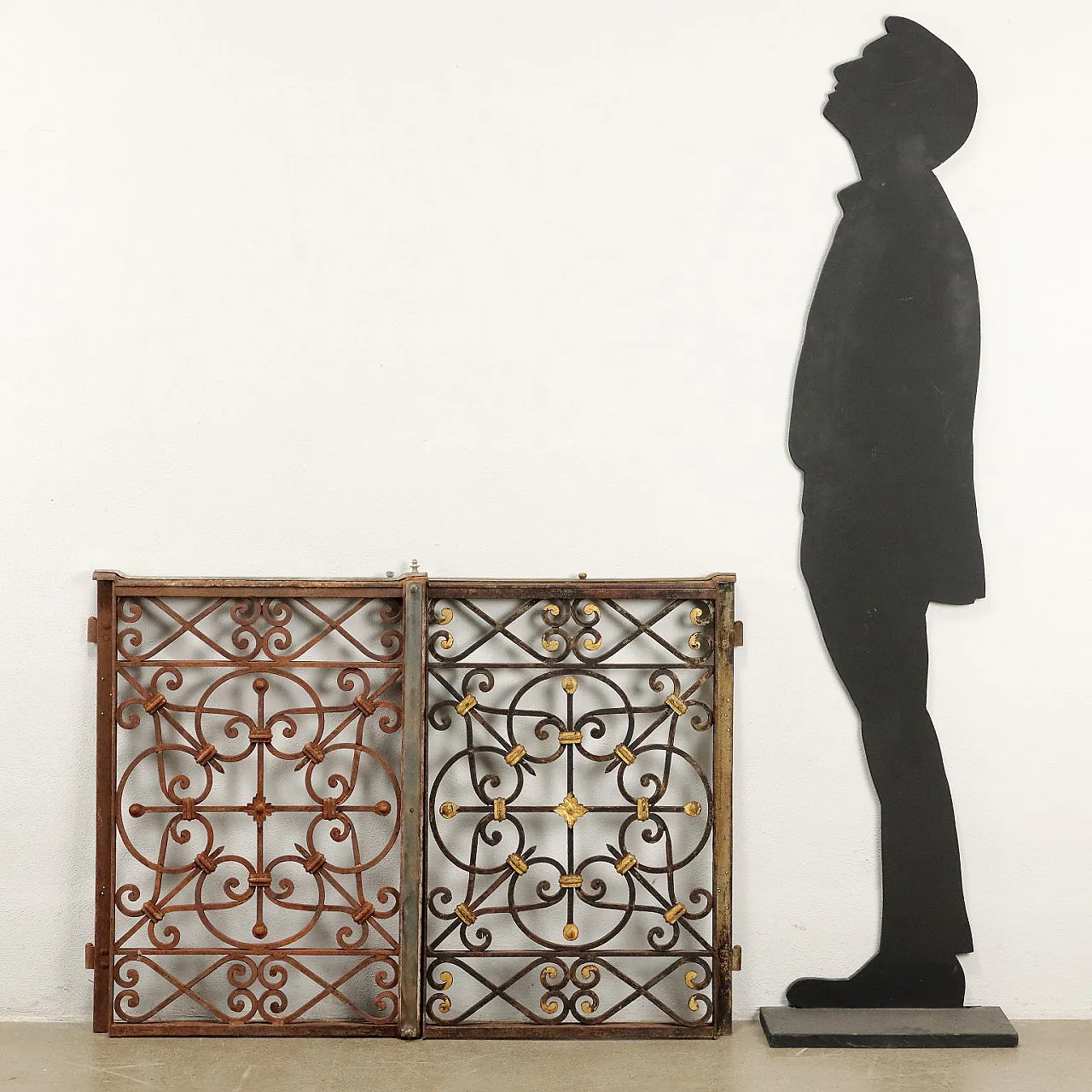 Cancelletto in ferro battuto a volute con dettagli dorati, '800 2