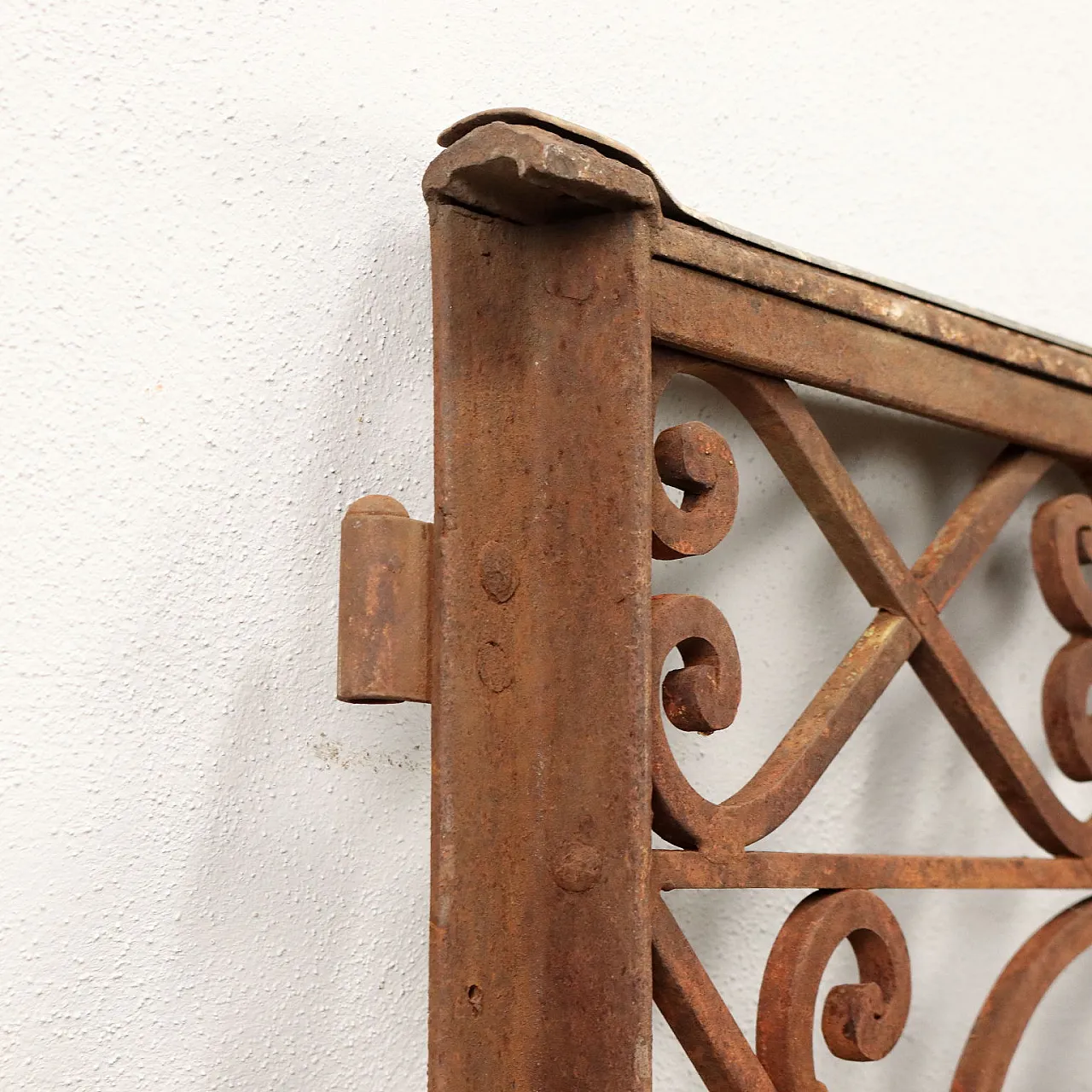 Cancelletto in ferro battuto a volute con dettagli dorati, '800 8
