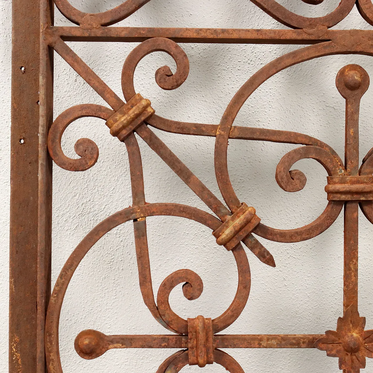 Cancelletto in ferro battuto a volute con dettagli dorati, '800 10