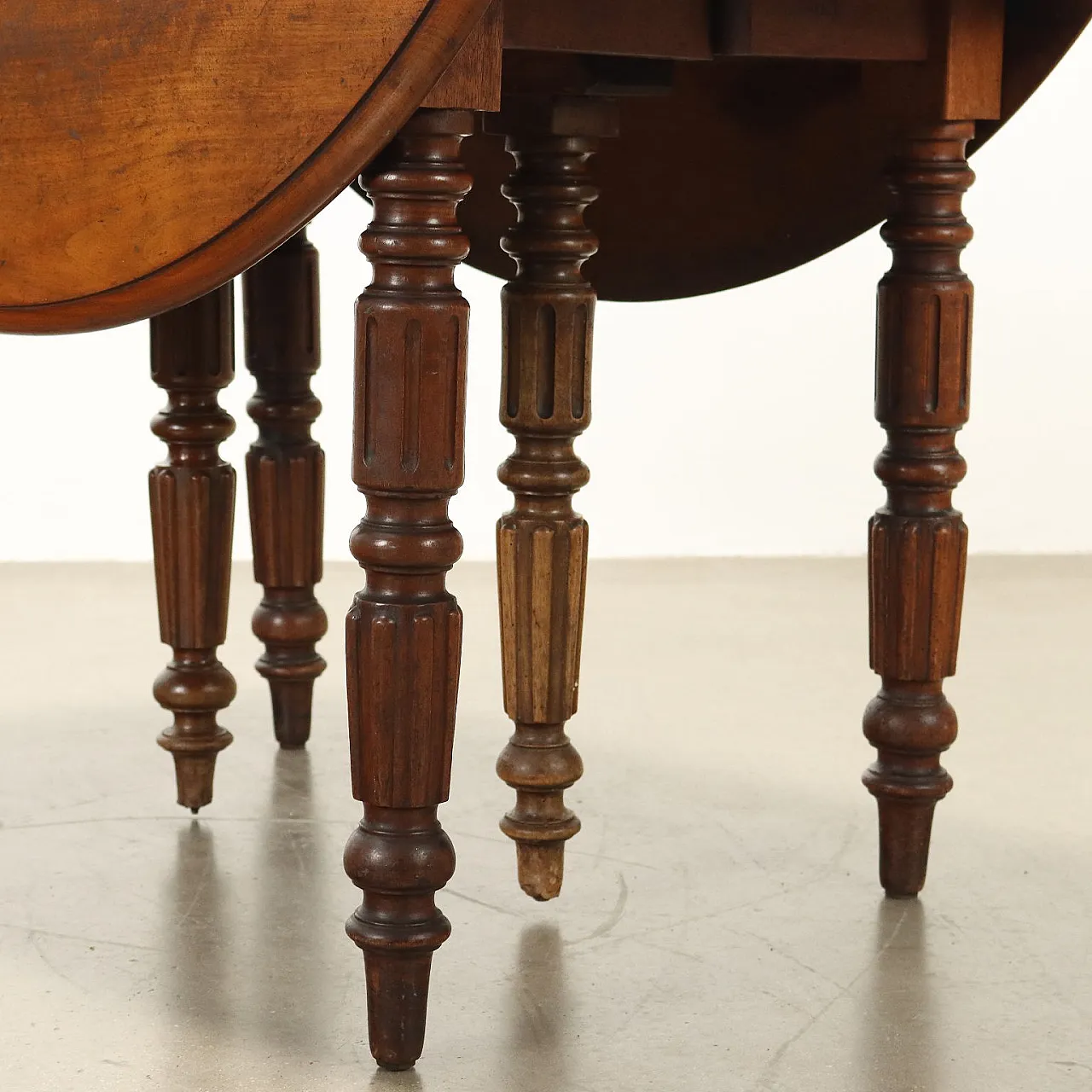 Tavolo a bandelle allungabile in noce, '800 6