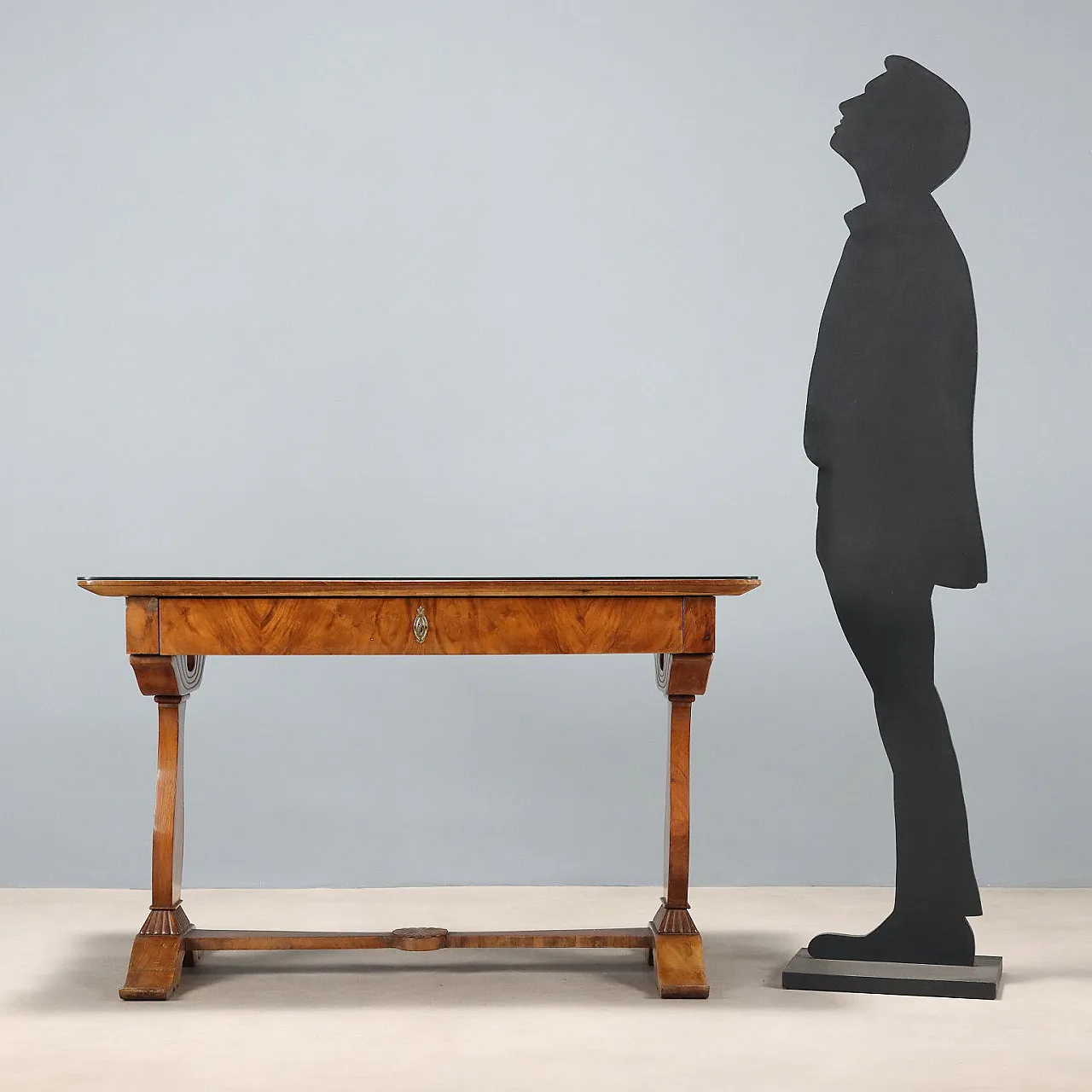 Biedermeier walnut writing desk, mid-19th century 2