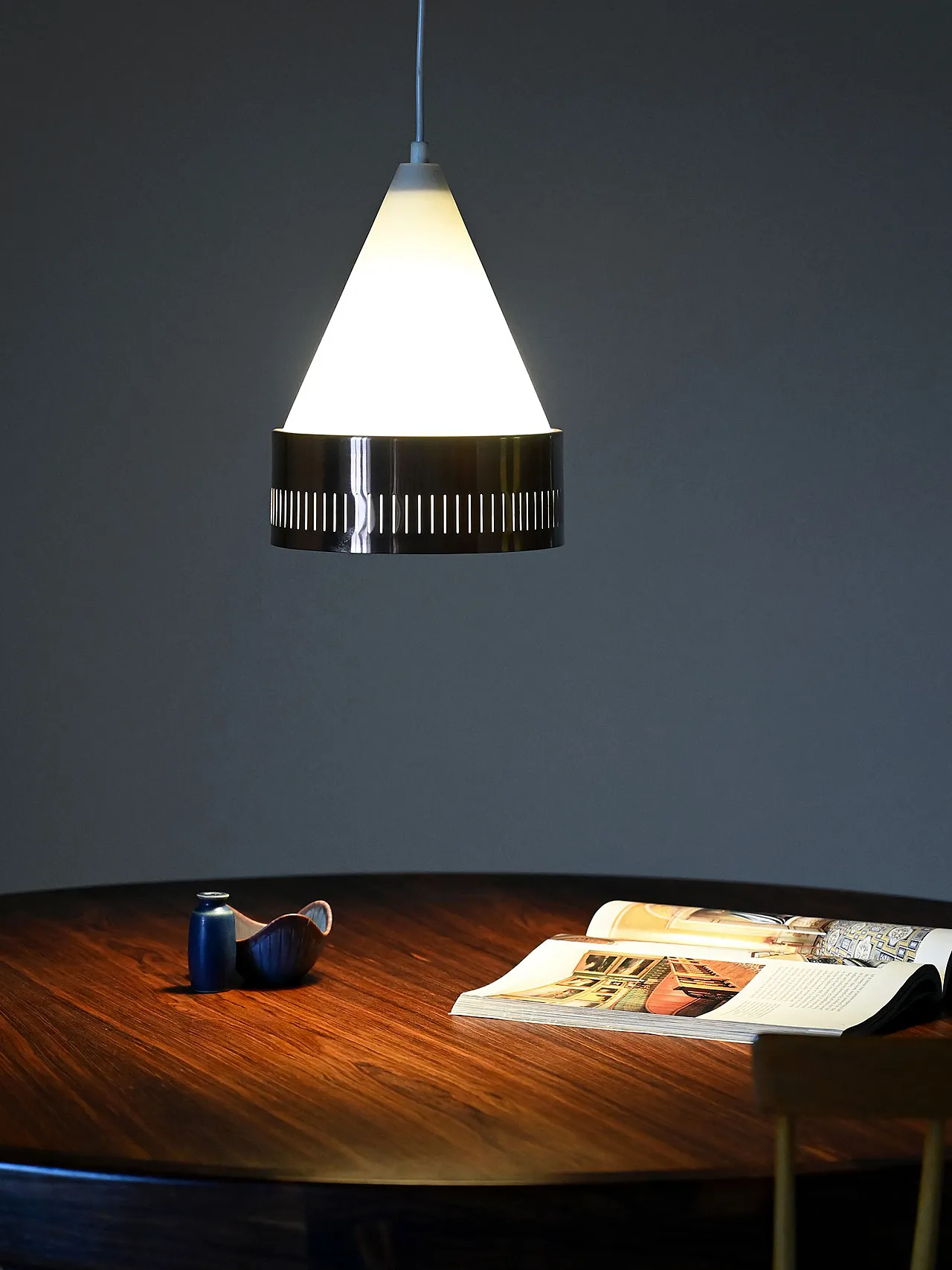 Scandinavian pendant lamp with copper circle 1