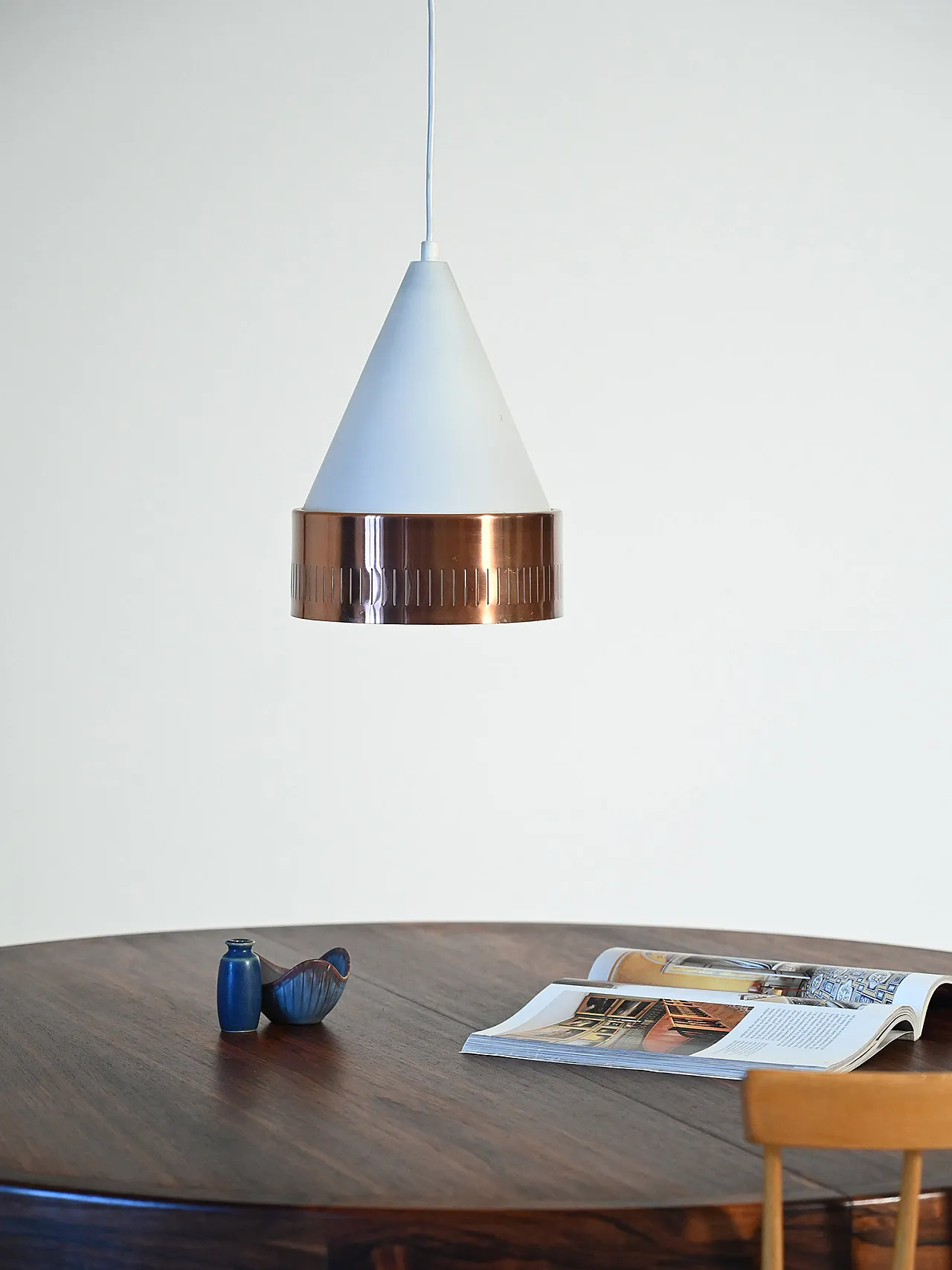 Scandinavian pendant lamp with copper circle 2