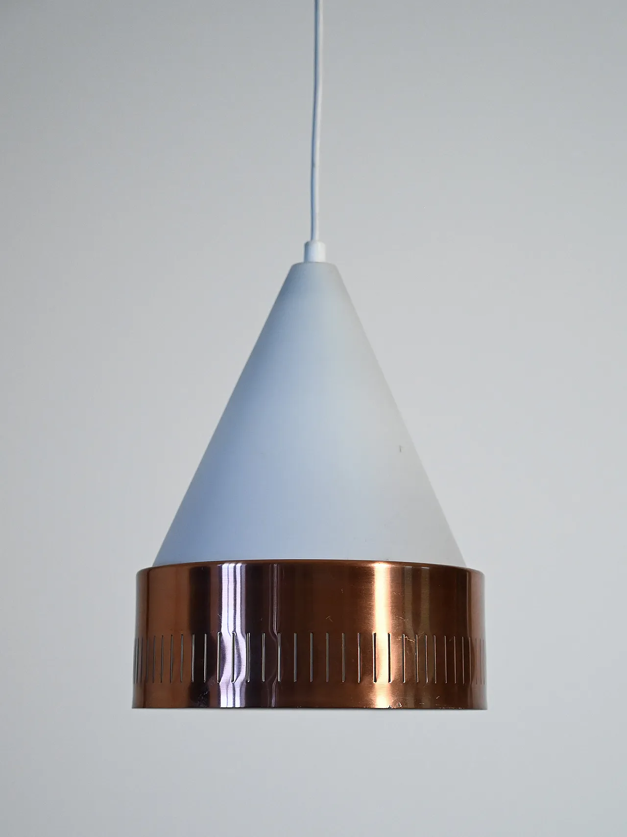 Scandinavian pendant lamp with copper circle 3