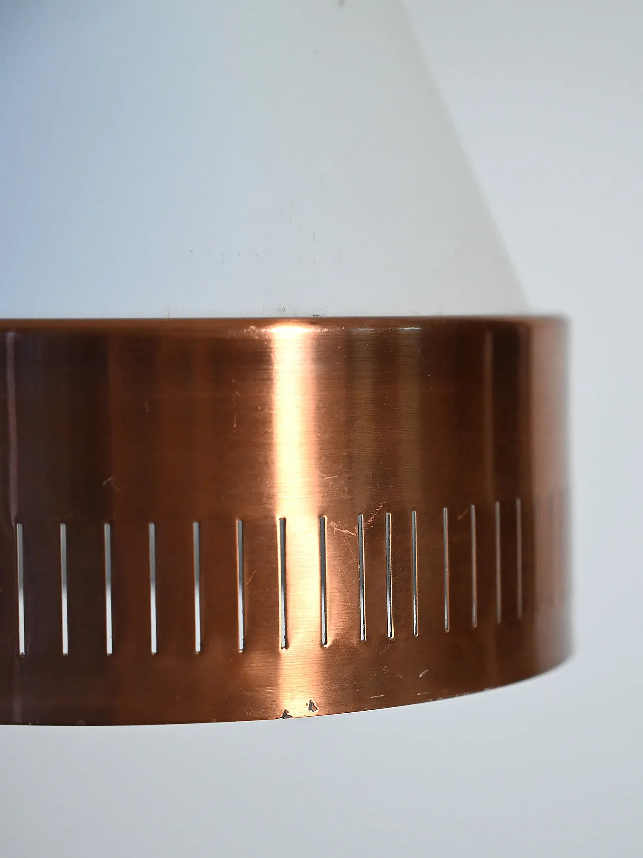 Scandinavian pendant lamp with copper circle 4