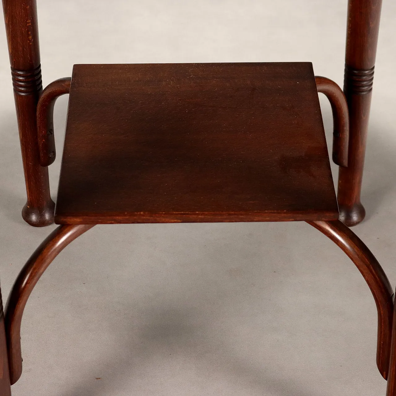 Tavolino in stile Thonet in faggio tinto noce, primo '900 6