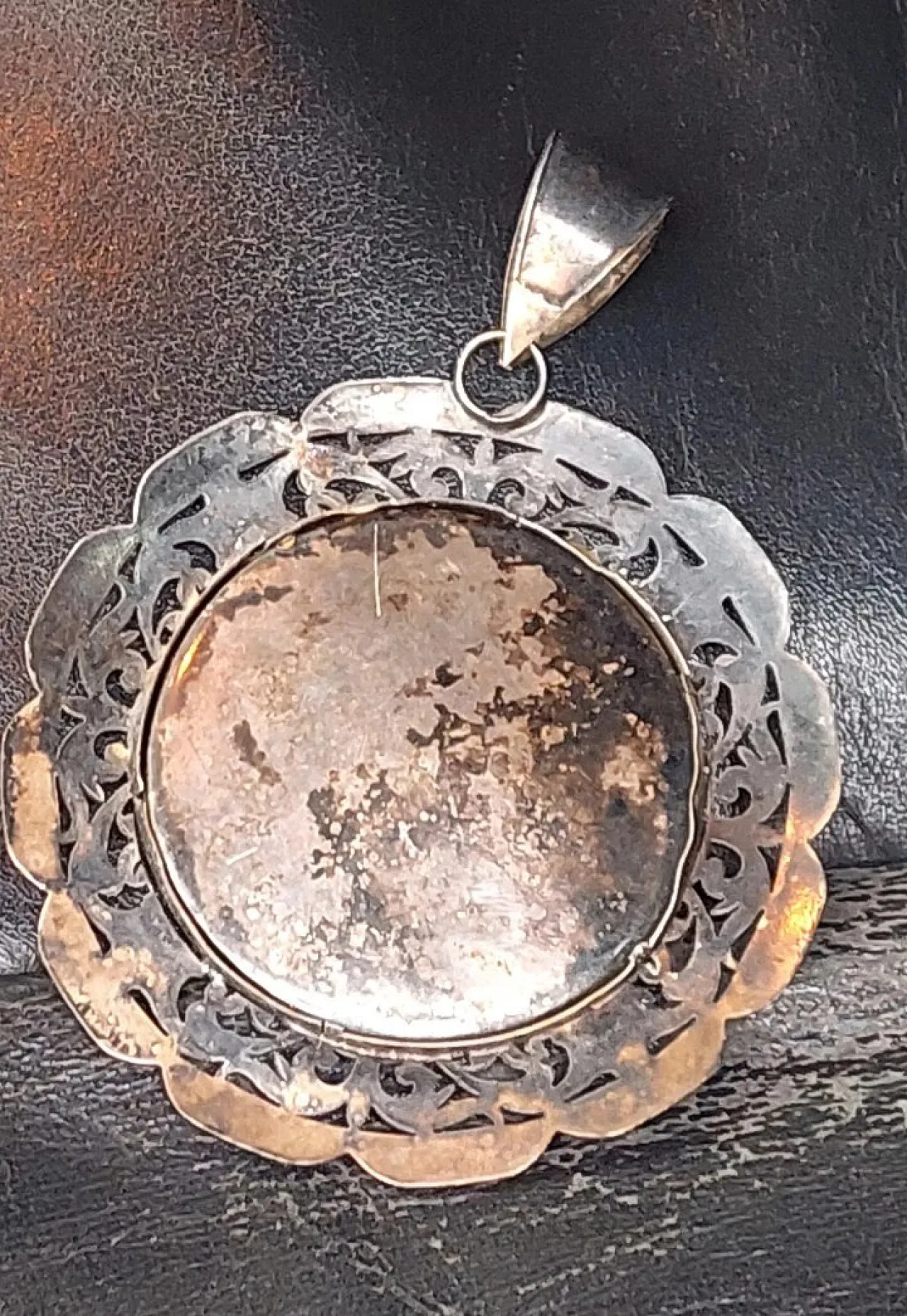 Virgin and Child, pendant with silver frame, 19th century 2