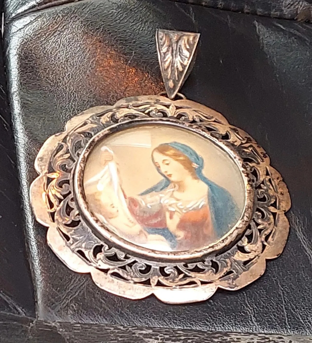 Virgin and Child, pendant with silver frame, 19th century 3