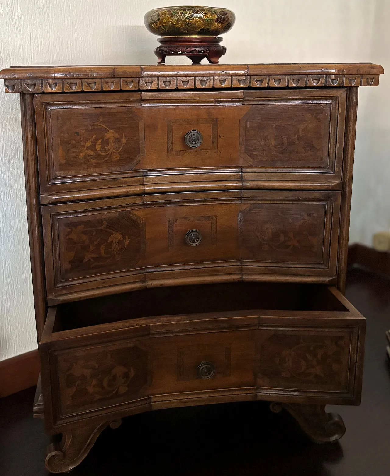 Coppia cassettiere in noce con intarsi, '800 1