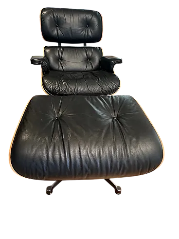 Poltrona lounge con pouf  di Charles & Ray Eames per Vitra, anni '90