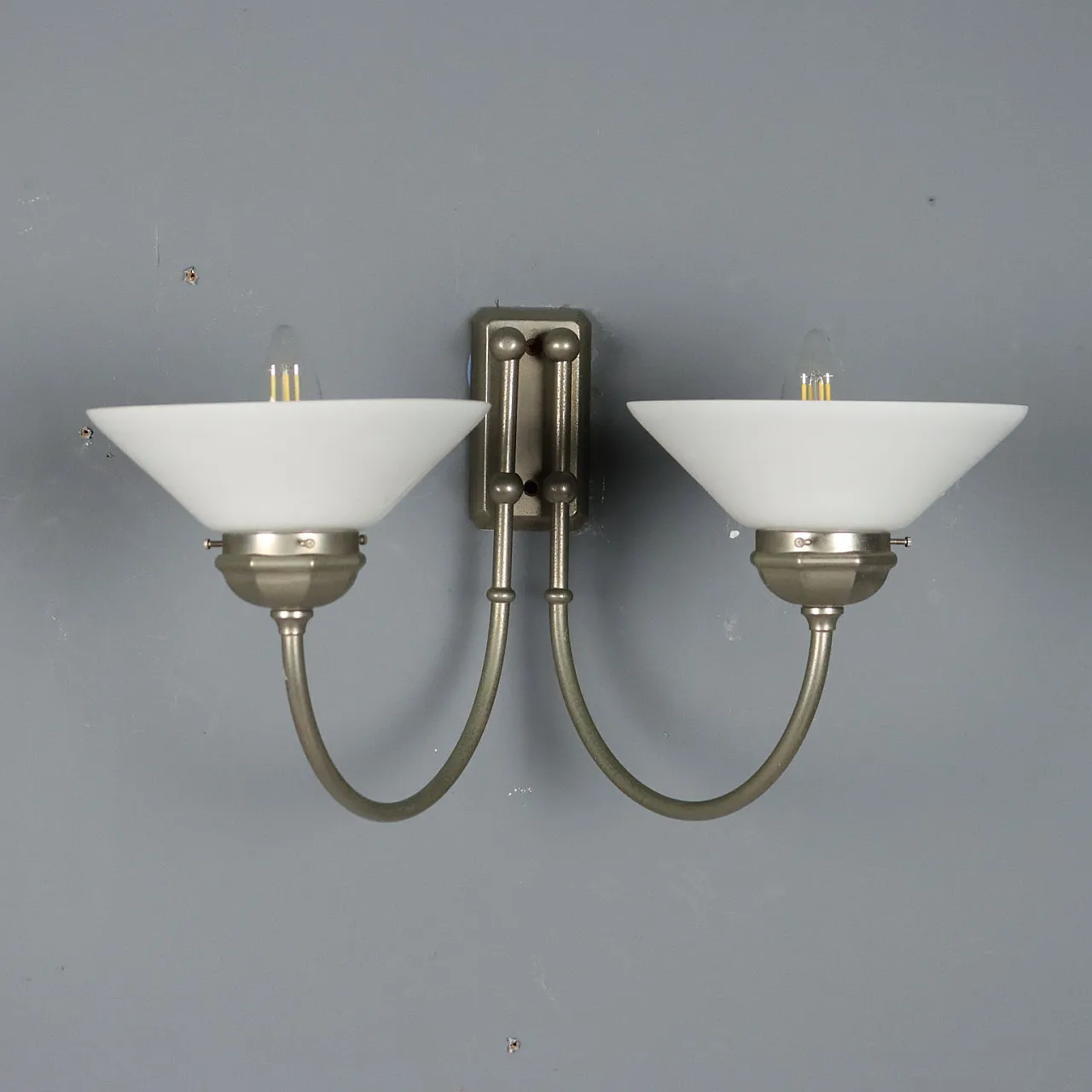 Lampada da parete con struttura in metallo e diffusori in vetro, '900 1